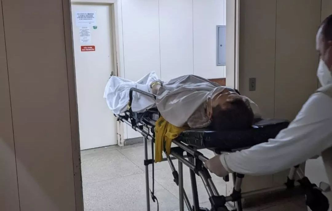 A man is wheeled into a hospital while on a stretcher