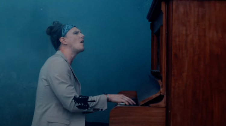 Stars Go Dim in the latest music video. 