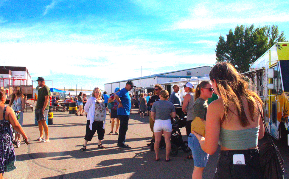 a line up at multiple food trucks