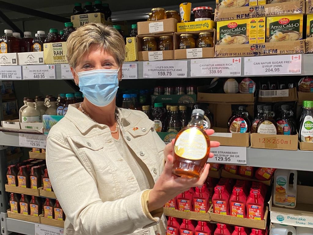 Federal Agriculture Minister Marie-Claude Bibeau showing a jar of Canadian Maple Syrup sold in the Landers grocery chain in the Phillipines.