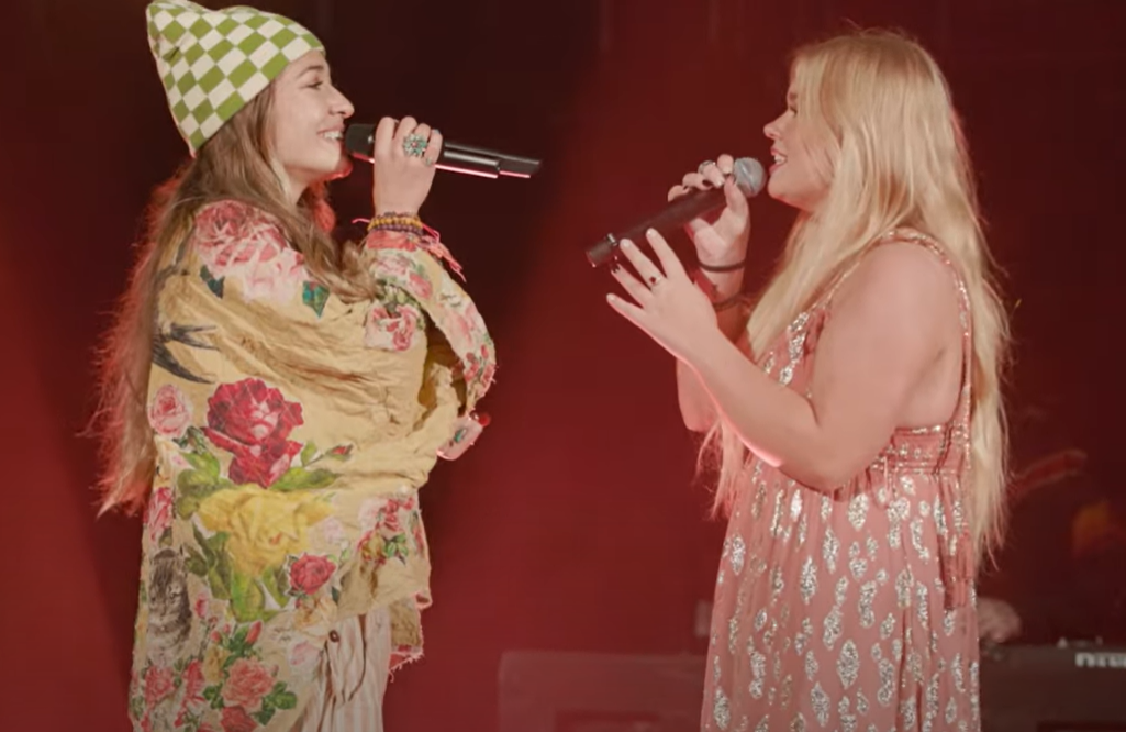 Lauren Daigle (left) and Ava Swiss (right) singing on stage together (Screenshot:Lauren Daigle/Youtube)
