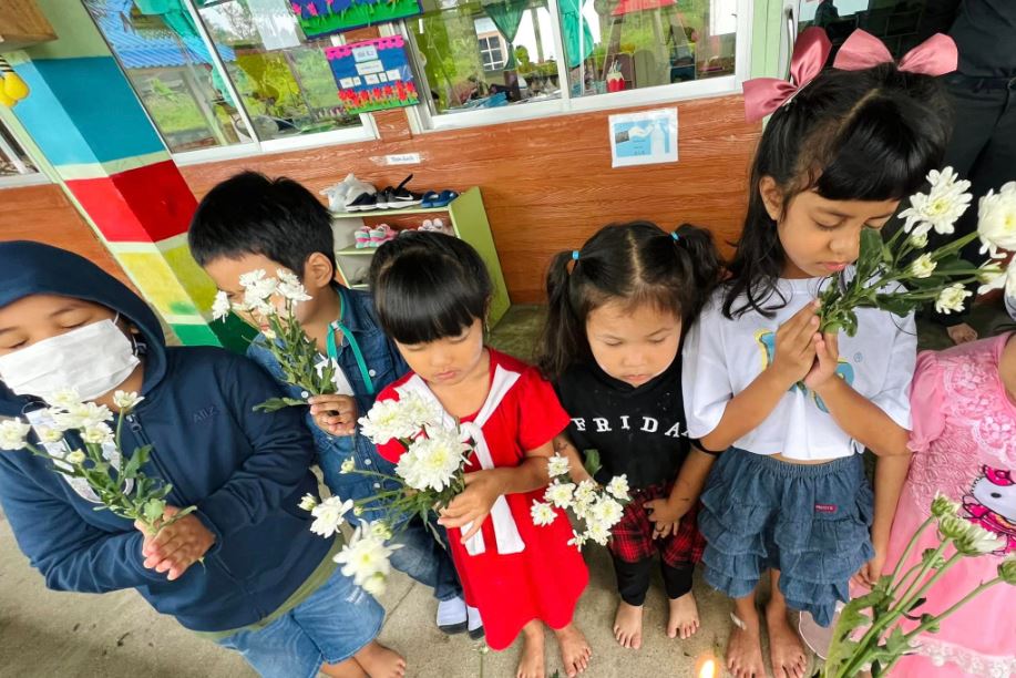 Children at a school in Thailand offer prayers and place flowers for the victims of a mass shooting in Nong Bua Lam Phu in northern Thailand on Thursday. (Annod Ecarg Tomas/Facebook) 