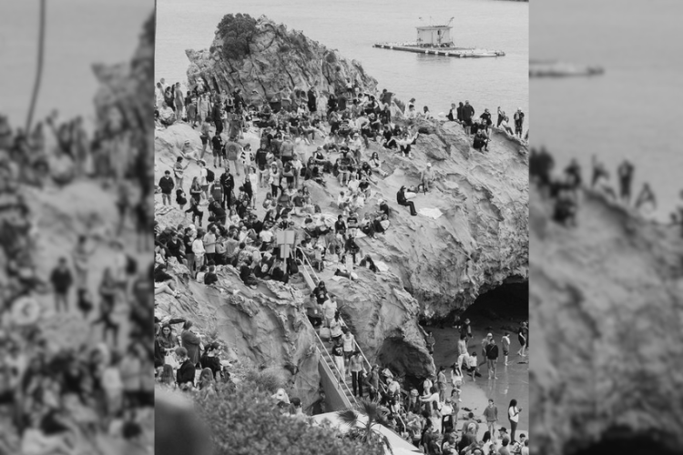 Mass crowd waiting to be baptized (oceanschurch/Instagram)