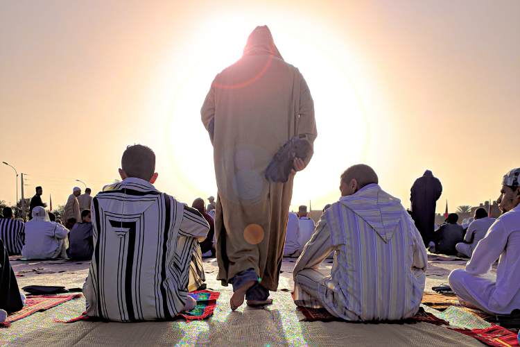 Muslims sitting on the ground (Mostafa Elbaz/Unsplash)
