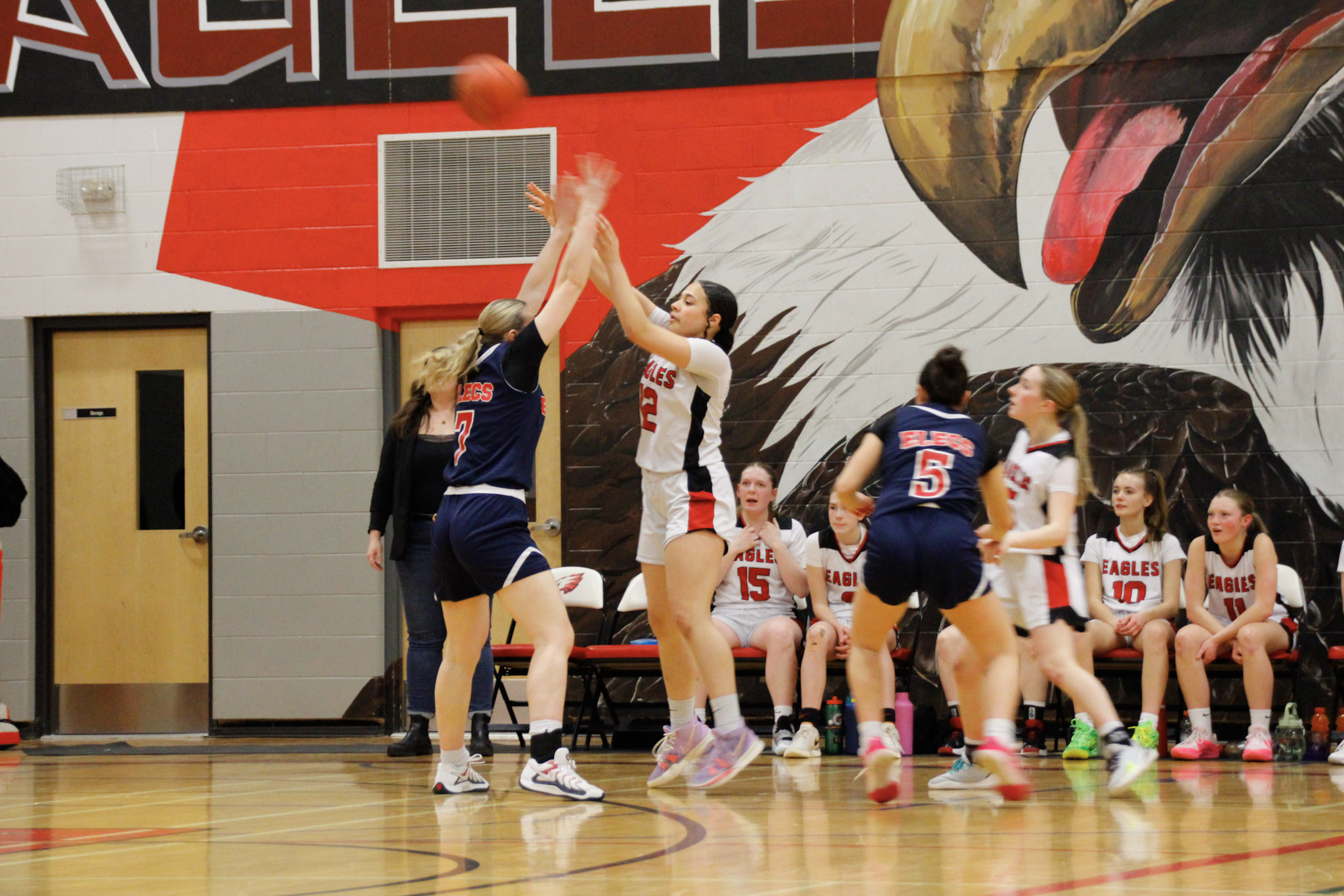 A basketball game between teams in dark blue and red