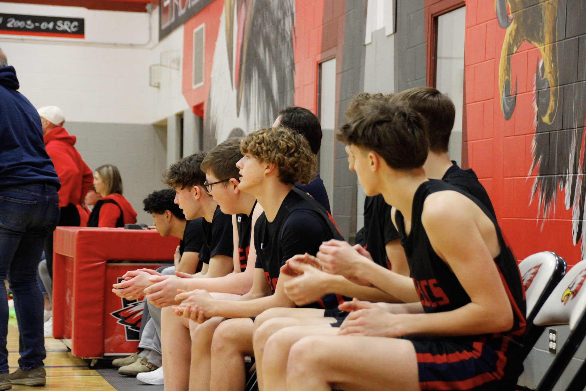 A basketball game between teams in dark blue and red