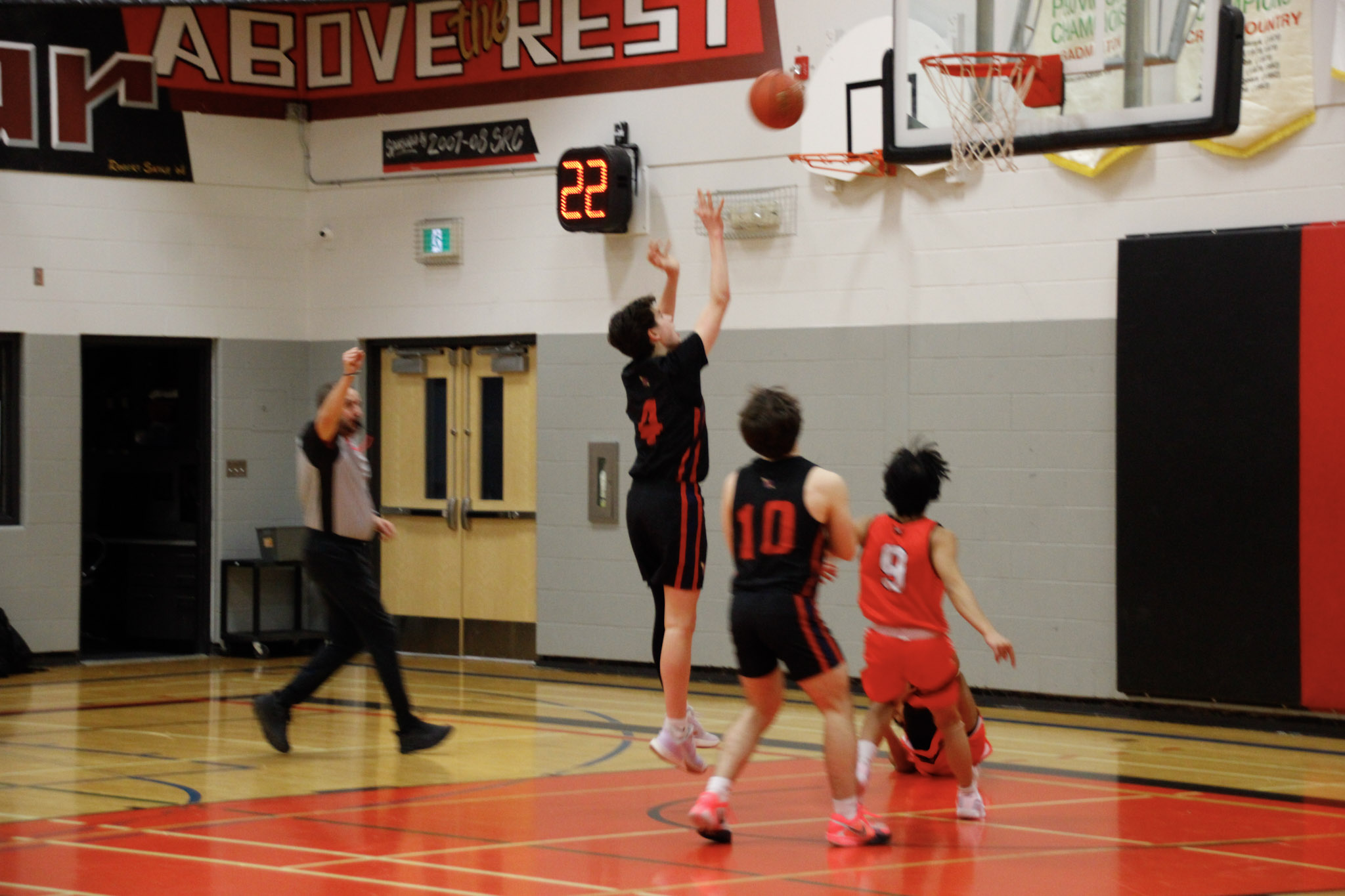A basketball game between teams in dark blue and red