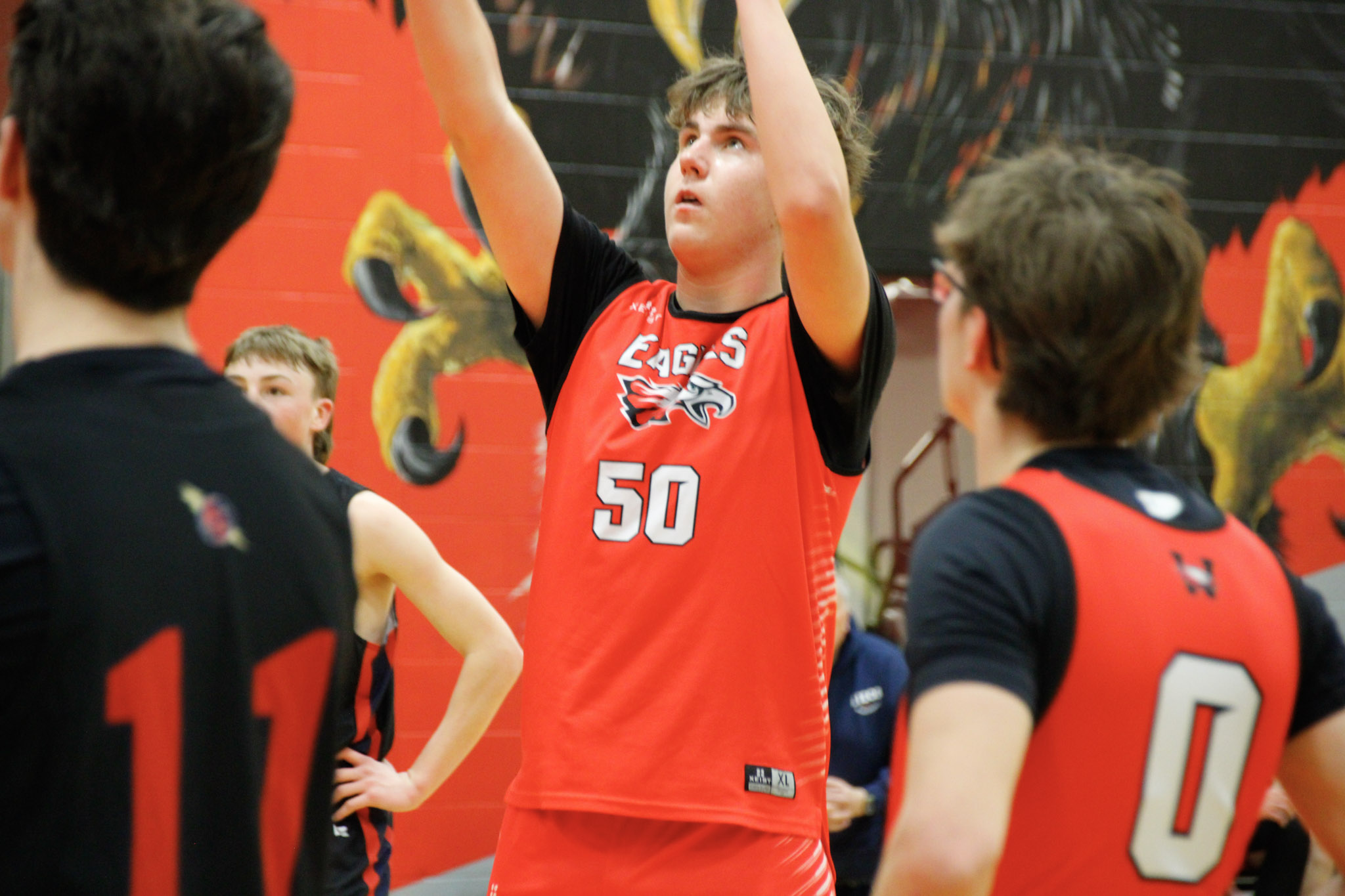A basketball game between teams in dark blue and red
