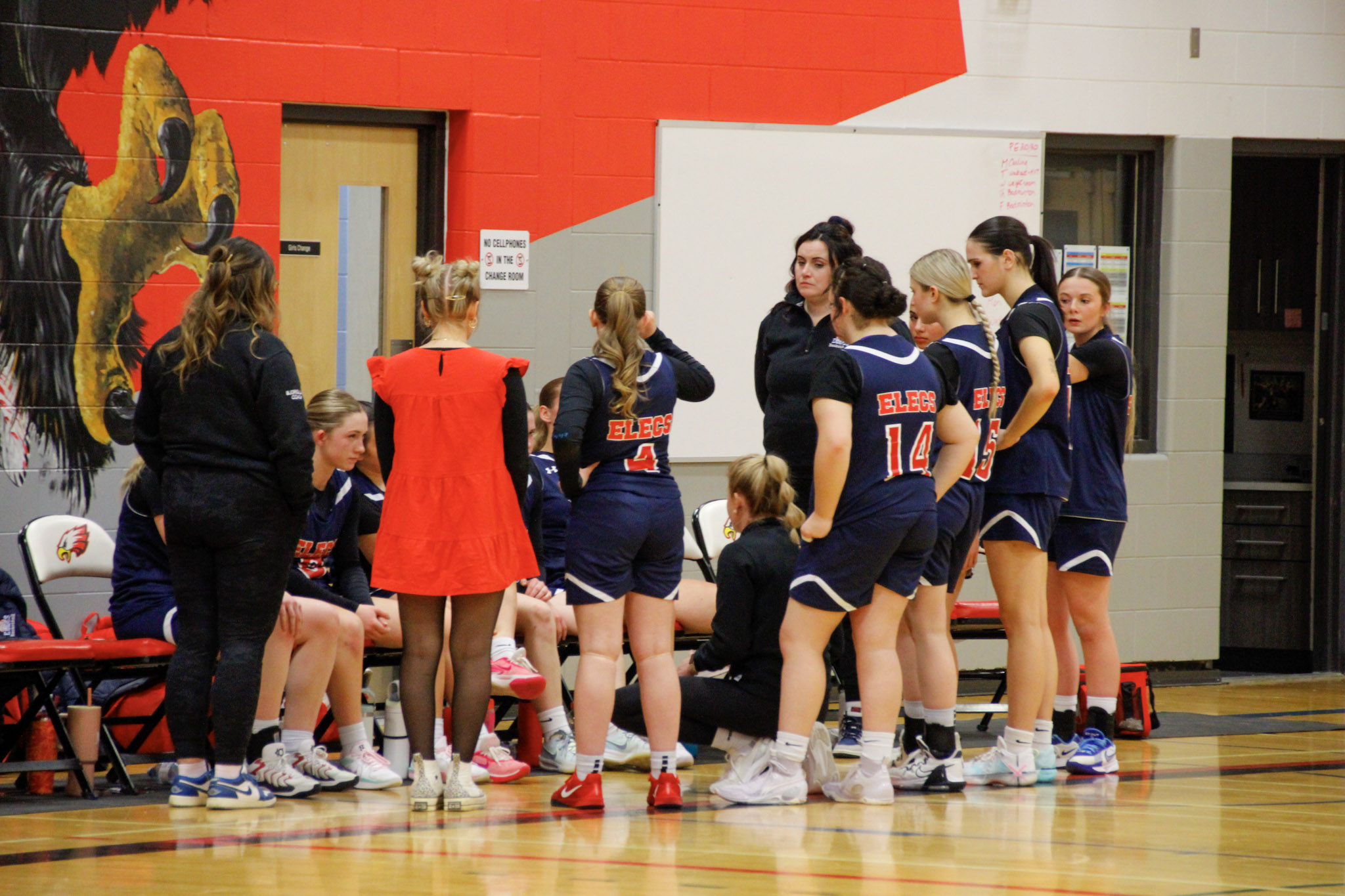 A basketball game between teams in dark blue and red