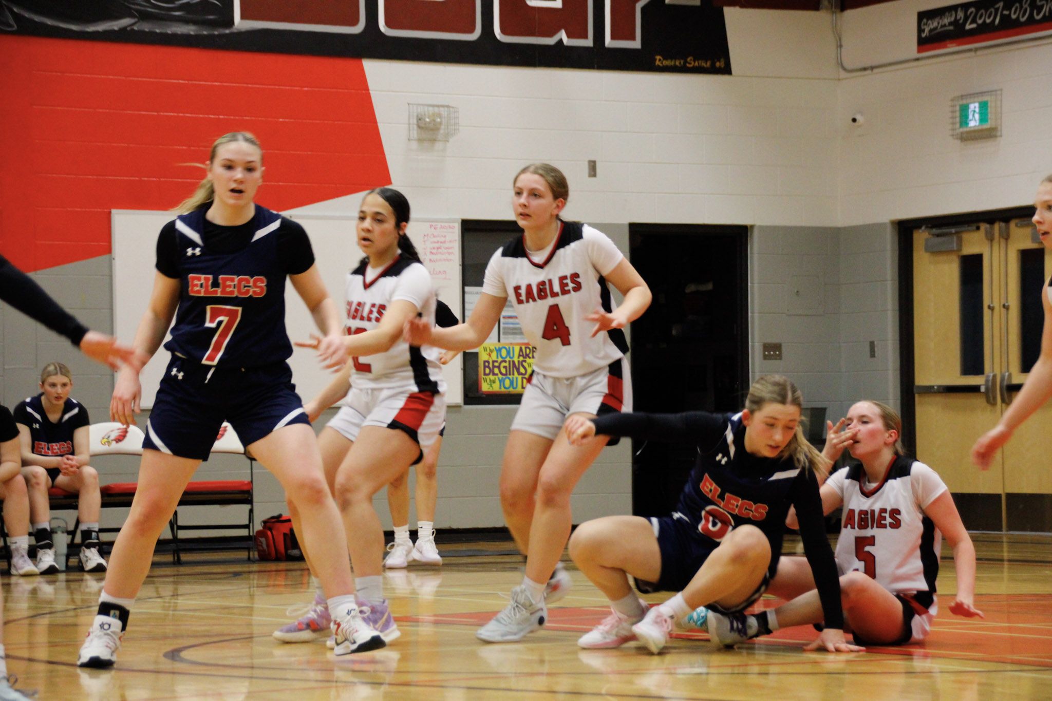 A basketball game between teams in dark blue and red