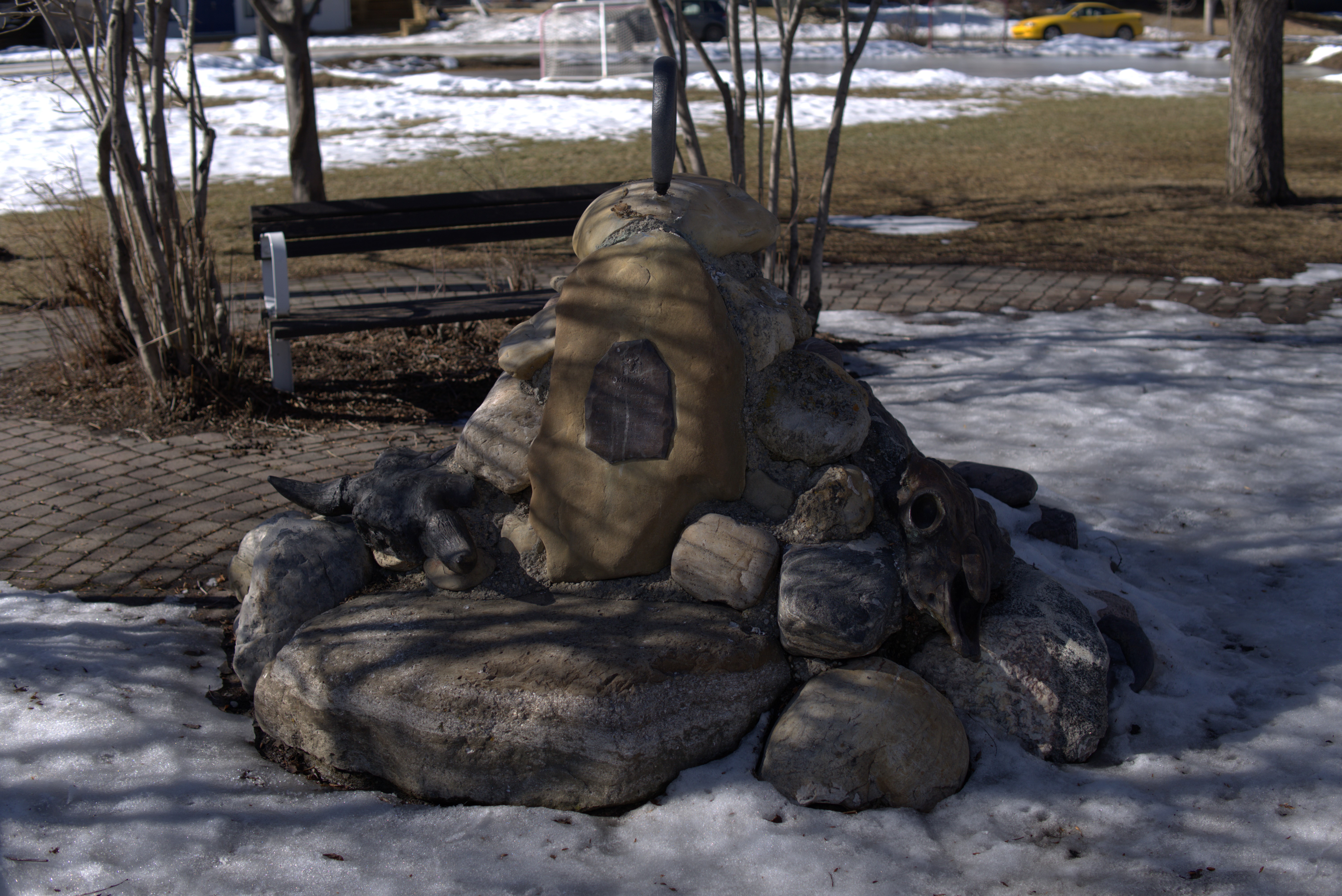 The sculpture at the center of Westridge Close is now missing a piece. OkotoksOnline/Harrison O'Nyons