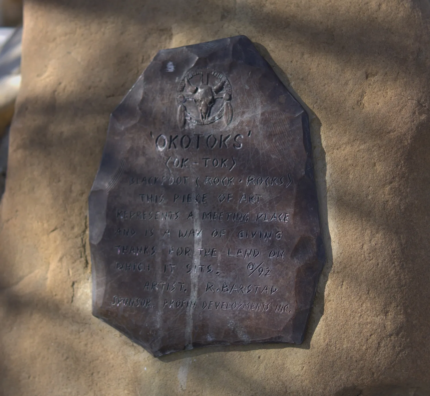 The plaque affixed to the sculpture explains its purpose as a meeting place. OkotoksOnline/Harrison O'Nyons