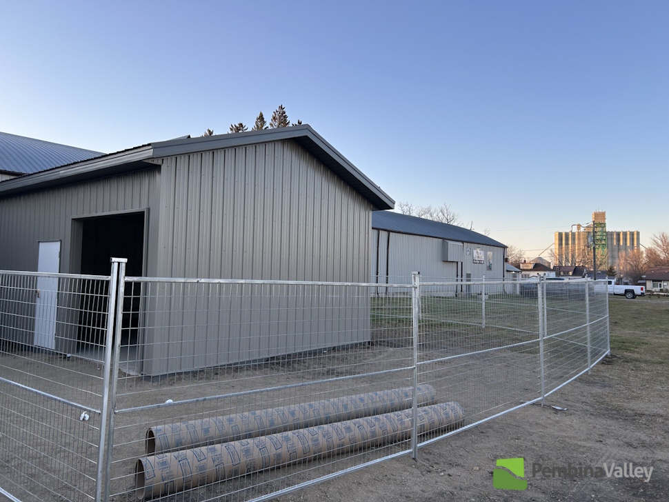 a picture of the outside of the Elm Creek Skating Rink