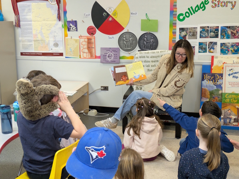 Brenda Solomon reading her book Scrounger to a kindergarten class