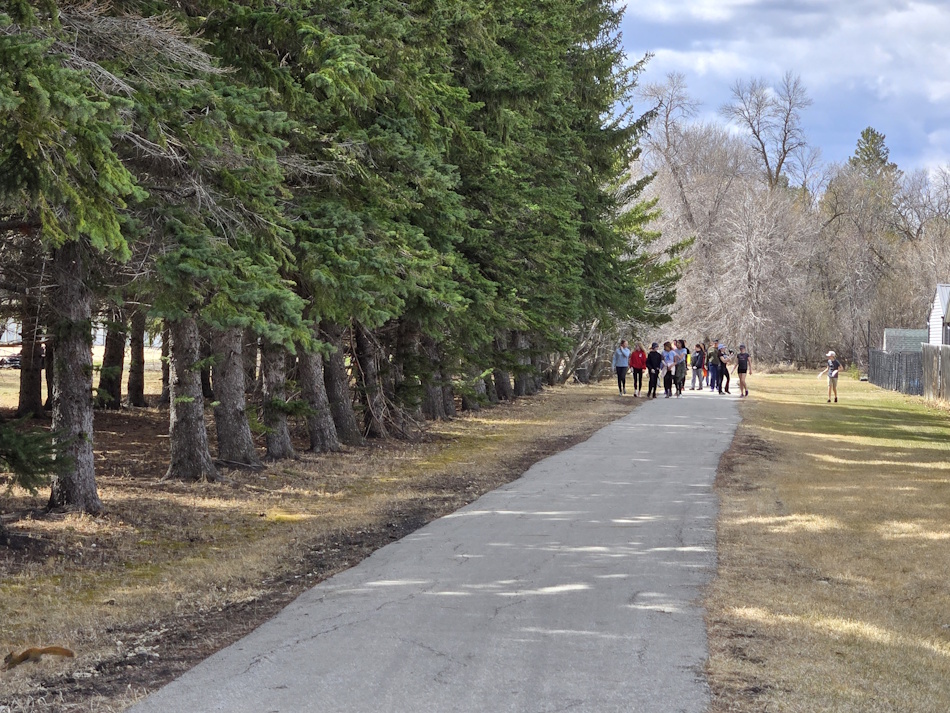 Grade 4 students cleaning up the environment for Earth Day
