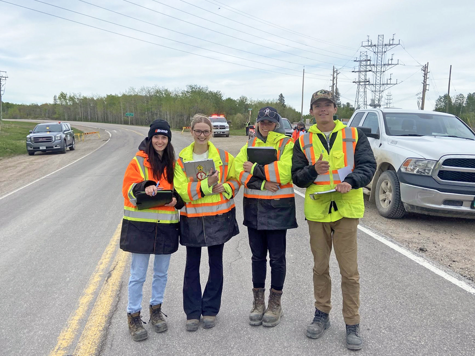 Volunteers welcoming residents of Lac du Bonnet Tuesday evening. (Facebook)
