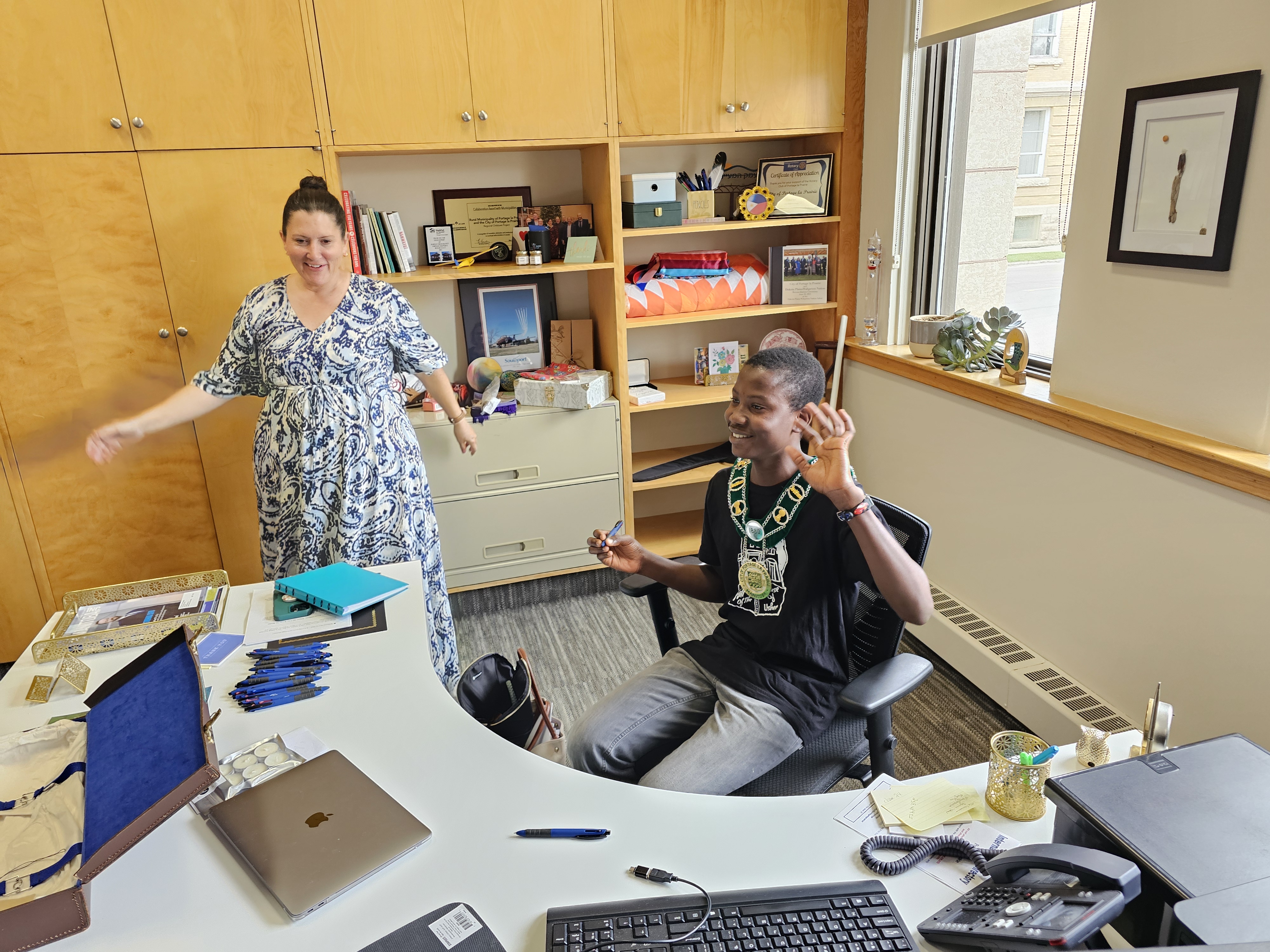 One lucky youth got to sit in the Mayor's chair while wearing the Chain of Office