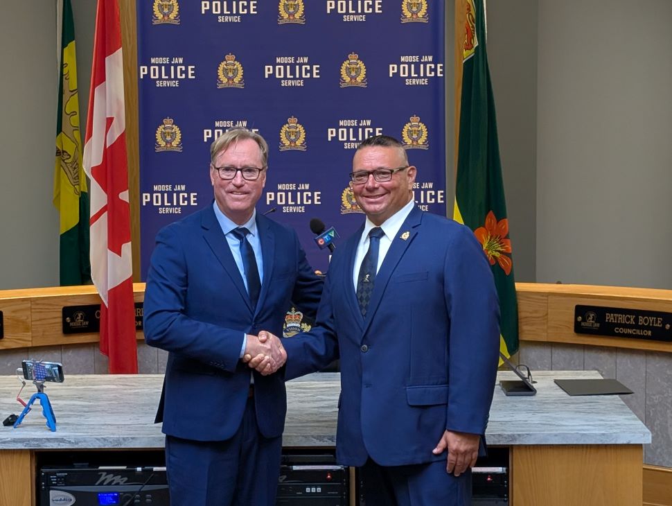 Mayor James Murdock with new MJPS Chief Robert Davis (photo by Gordon Edgar)