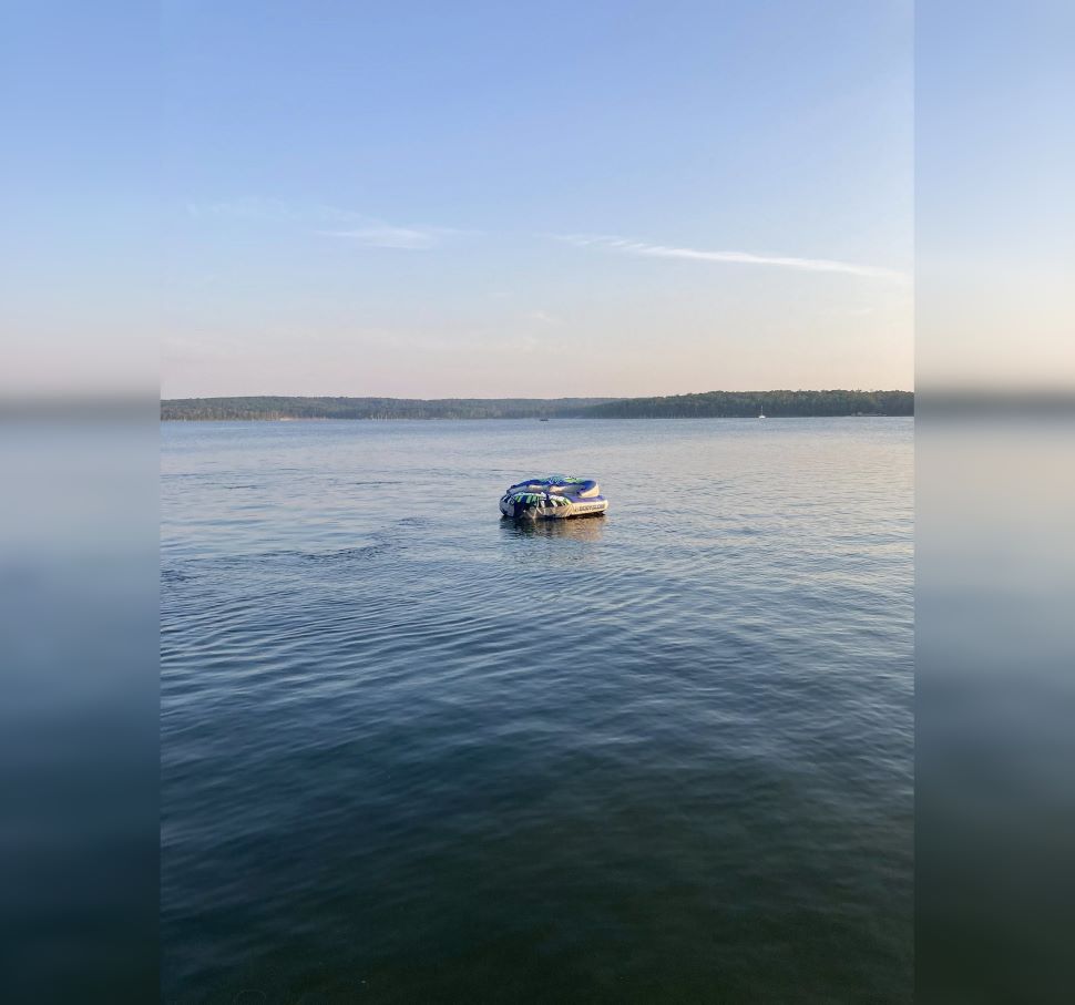 FLOATY ON THE LAKE 