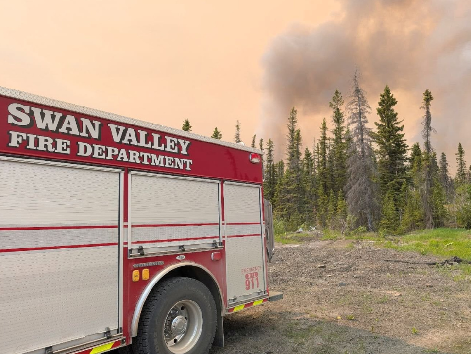 Crews battle wildfire in Leaf Rapids, Manitoba