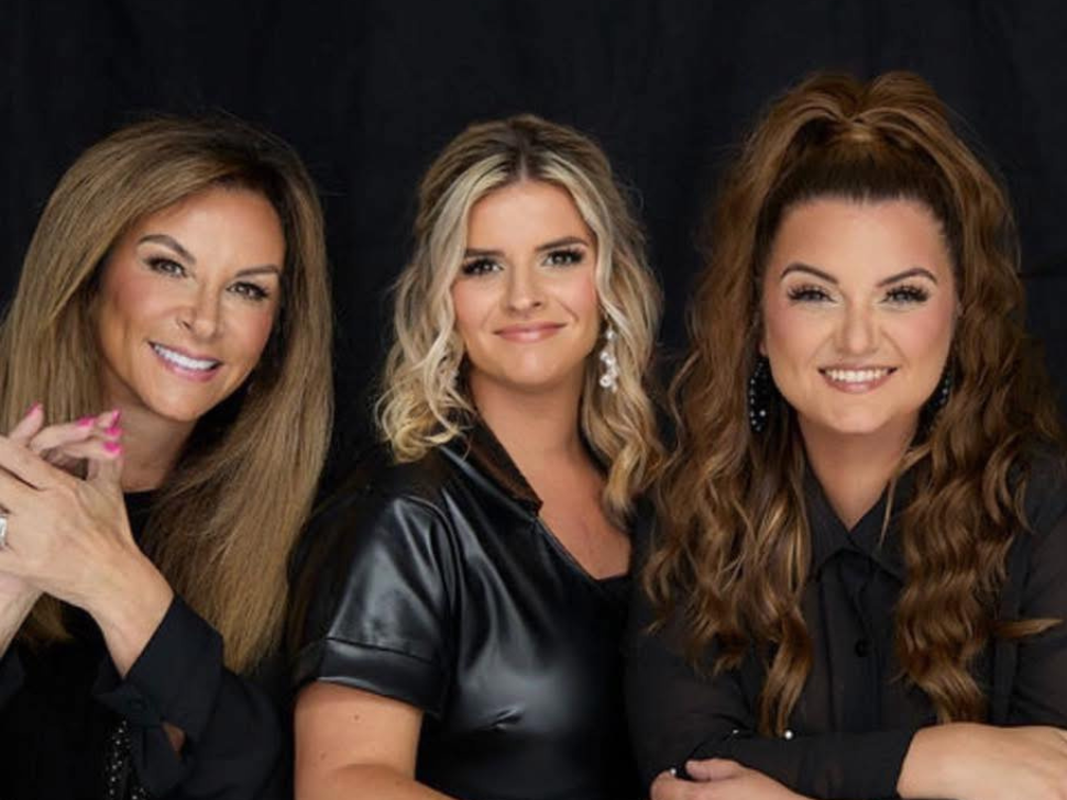 Autum Nelon, her sister, Amber, and mother Kelly