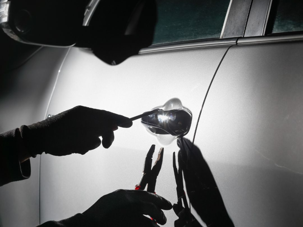 Car being broken into. (Manitoba Public Insurance/Facebook)