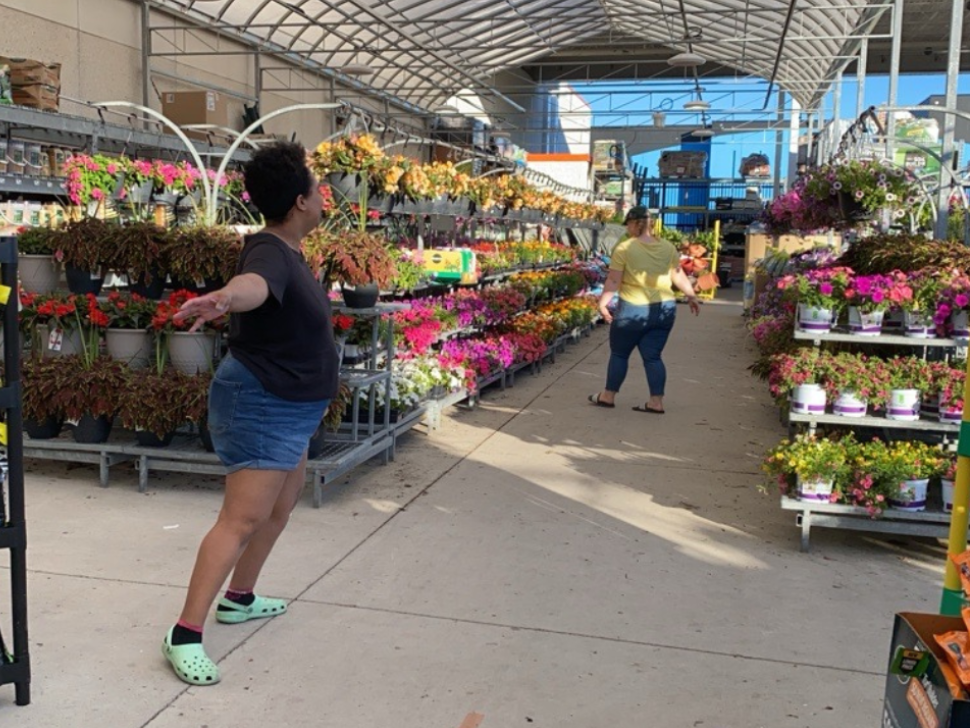 Shopping in a greenhouse (Angela Peacock/PNN)