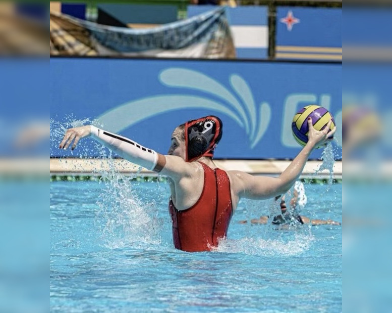 Jennika Linthicum playing water polo 