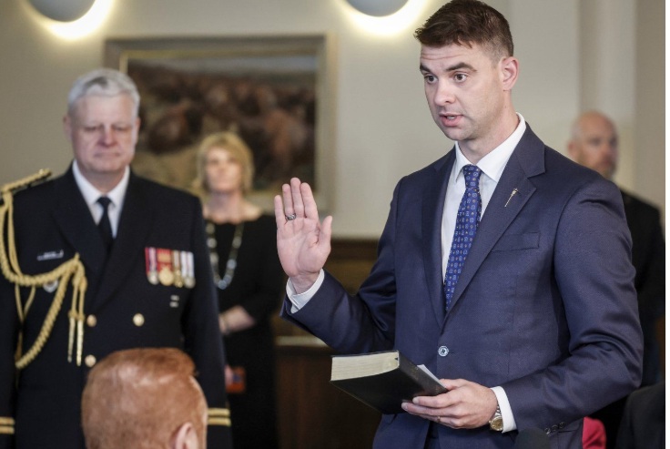 New Minister of Municipal Affairs, Dan Williams, swears the oath of office in Calgary, Alta., Friday, May 16, 2025.THE CANADIAN PRESS/Jeff McIntosh