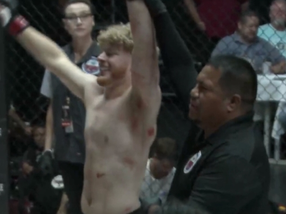 Spencer Sullivan winning his debut MMA fight