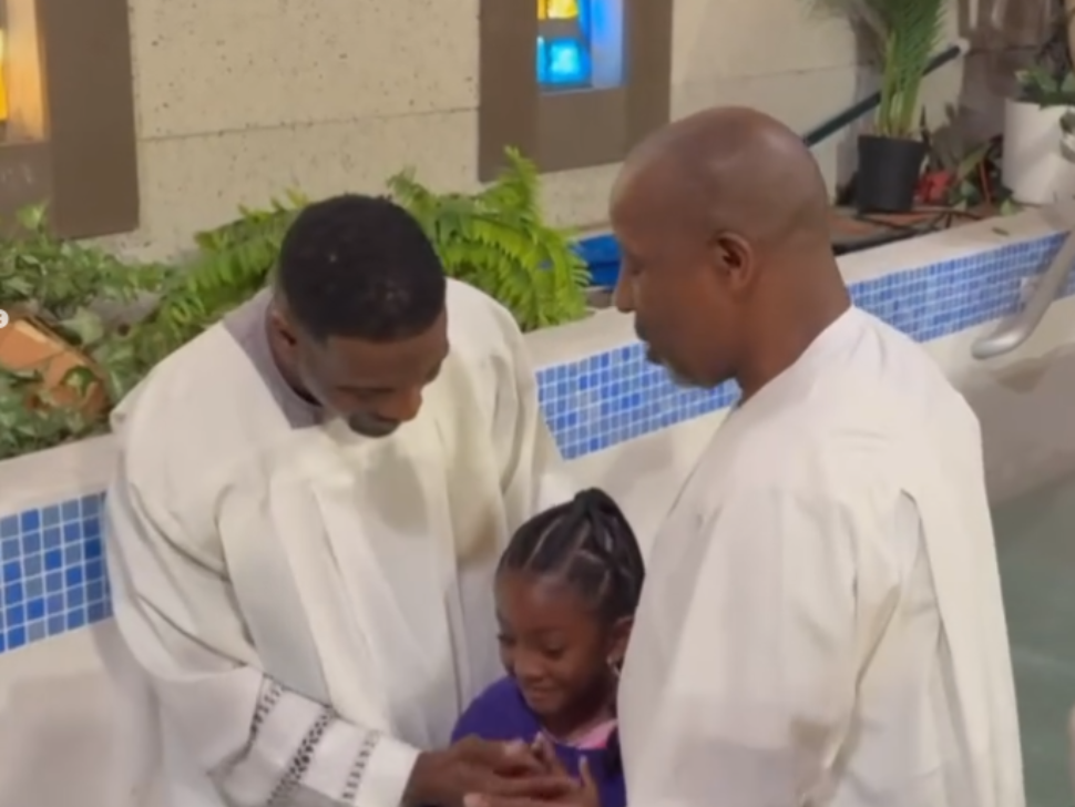 Nickelodeon star Kel Mitchell helps baptize his daughter