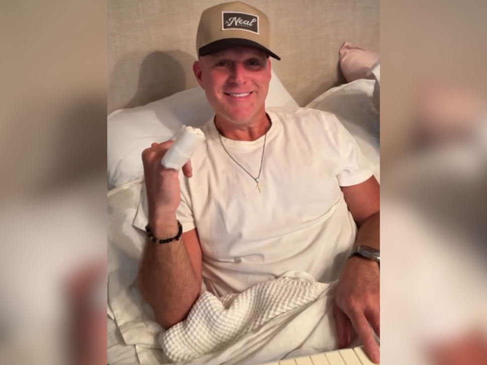 Matthew West shows off his pinky injry