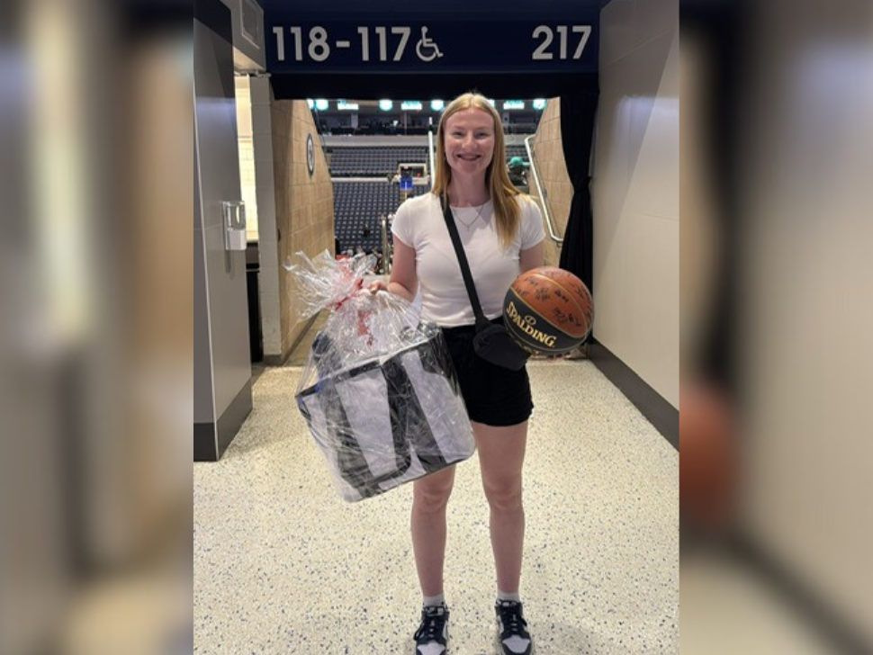 Sydney Last after making the half-court shot at the Sea Bears game on Aug 8 2025 (Pierre Dubreuil)