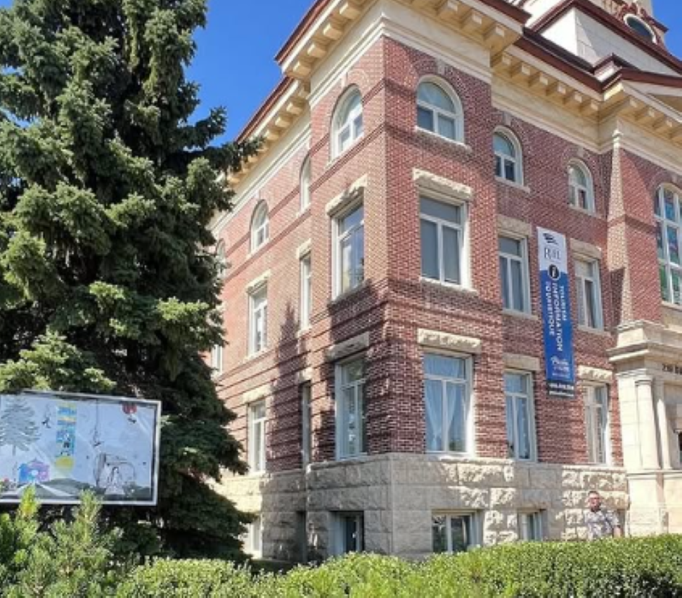"Weaving Provencher's Story" outside La maison des artistes visuels francophones. (Source: Tree Tree/La maison des artistes visuels francophones)