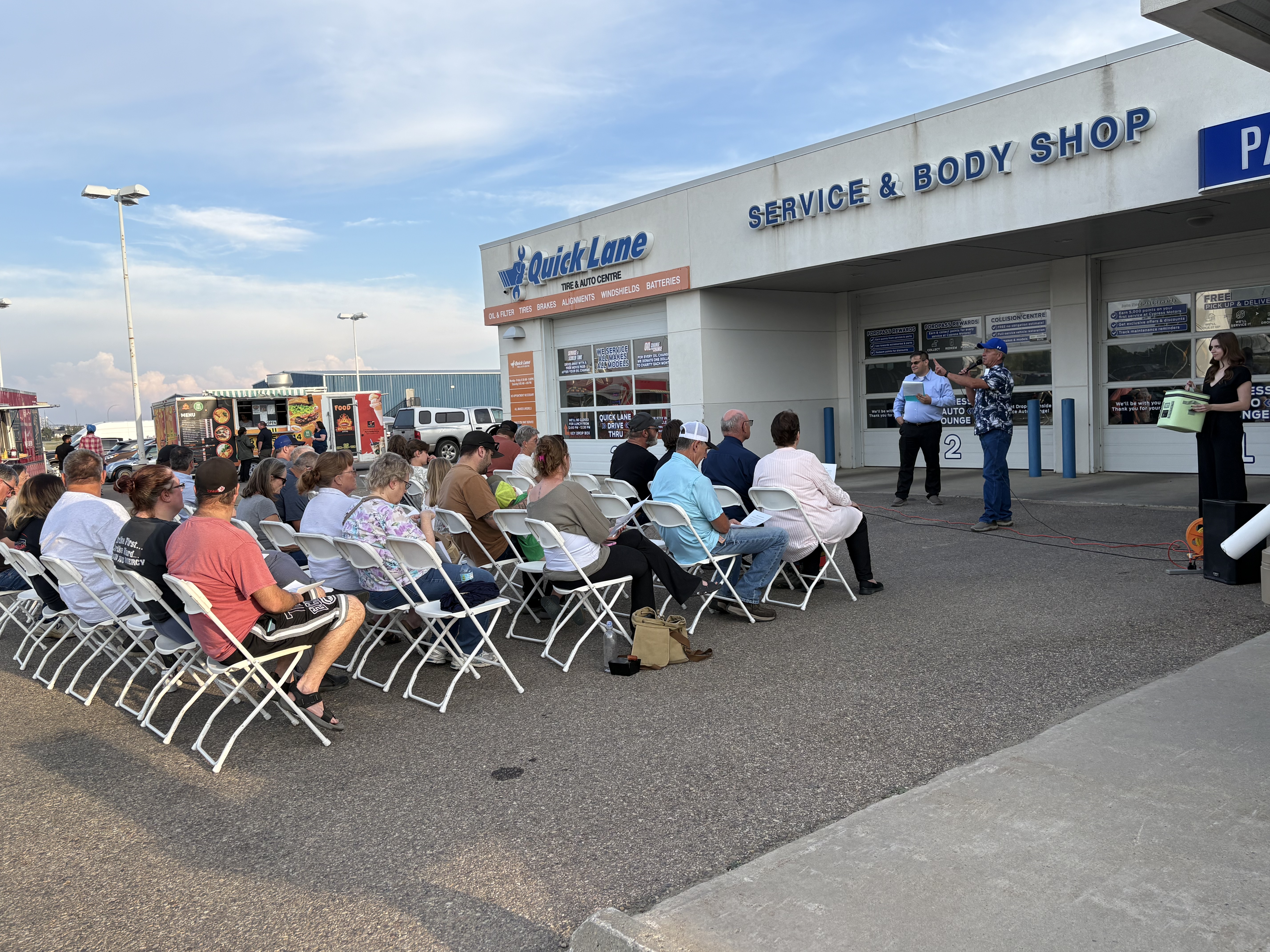The crowd awaiting the bidding to get underway. (photo by Kirsty Hanson)
