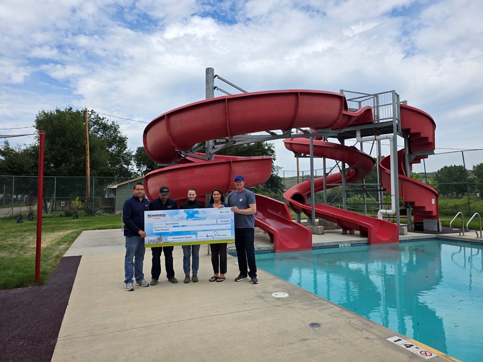 Richardson Pioneer members pose with the cheque from the Richardson Foundation at the Eastend Community Pool. (photo courtesy of Rosa Vasquez)