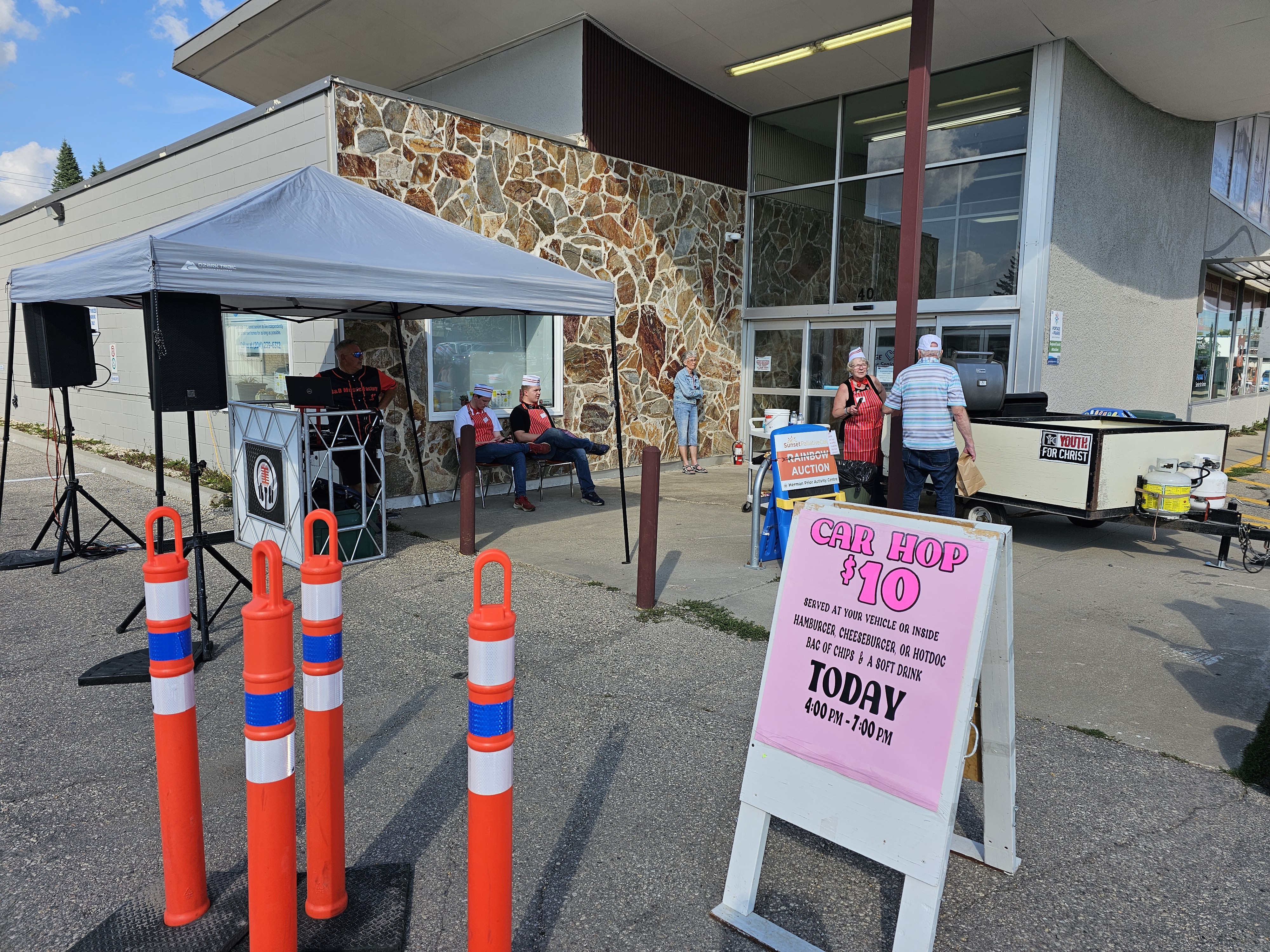 The entrance to the Herman Prior Centre saw a DJ playing classic, era-appropriate music, with HotDogs and Burgers being grilled right outside the front door