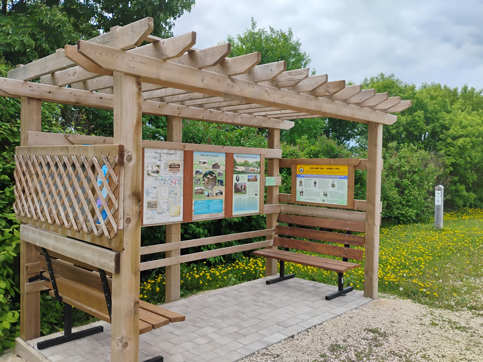 Crow Wing Trail plaques in place on the west side of the kiosk. (photo by Ernie Braun)