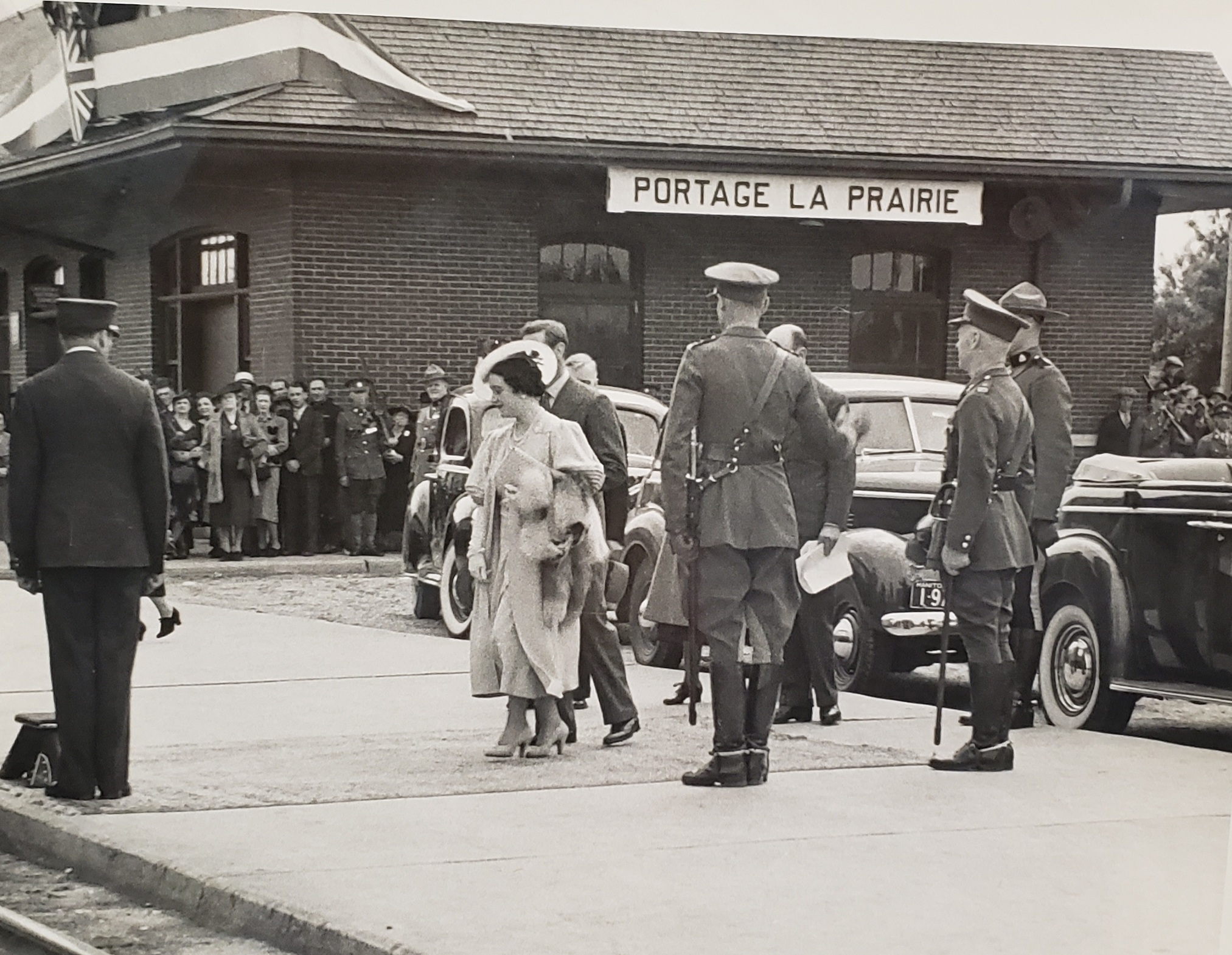 The King and Queen stand next to each other at the station in Portage la Prairie in 1939