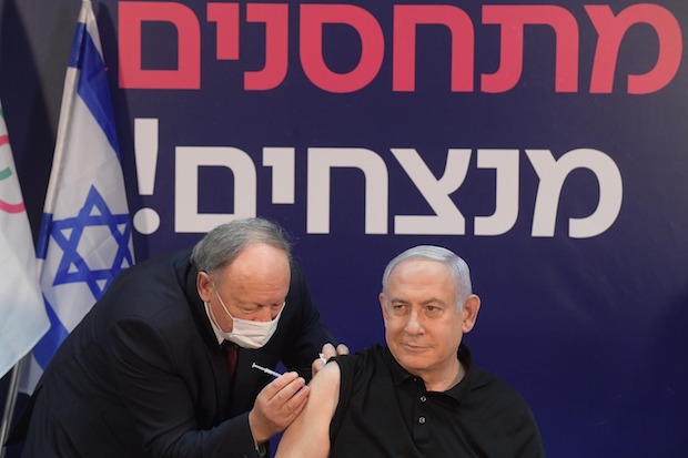 Netanyahu receives the covid-19 vaccine