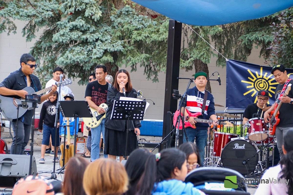 The Seven Pines performing